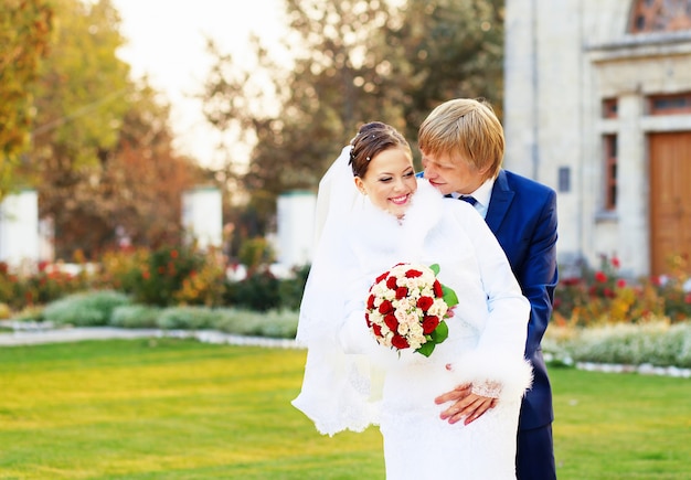 Bella giovane sposa e sposo innamorati