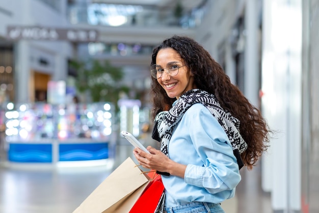 Bella giovane studentessa latinoamericana che fa shopping in un supermercato ha un fine settimana divertente lui