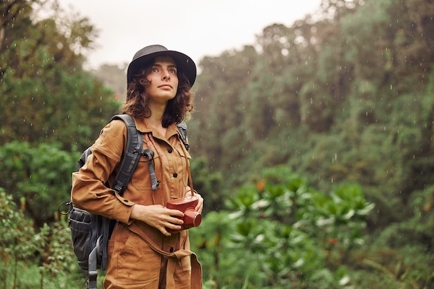 Bella giovane turista caucasica femminile nelle giungle dell'africa equatoriale