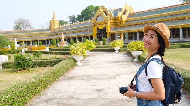 Bella giovane turista in viaggio in un bellissimo tempio in Thailandia