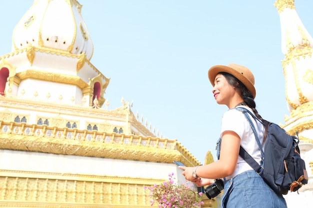 Bella giovane turista in viaggio in un bellissimo tempio in Thailandia