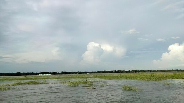 Bella gita in barca lungo il fiume