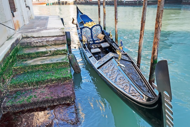 Bella gondola dalla riva del Canal Grande