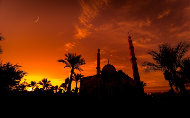 Bella grande moschea islamica al tramonto