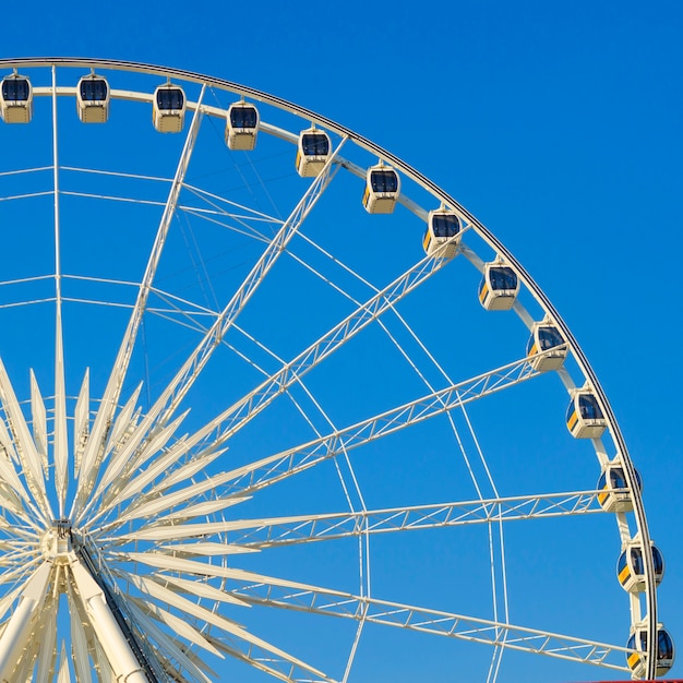 Bella grande ruota panoramica. E il cielo blu.