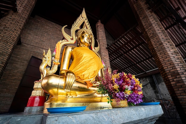 Bella grande statua dorata del buddha al tempio di Wat Phanan Choeng molte persone vengono a rendere omaggio al buddha Thailandia Ayutthaya è l'ex capitale del Siam