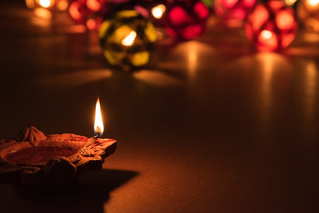 Bella illuminazione diwali o lampada a olio diya o argilla, messa a fuoco selettiva