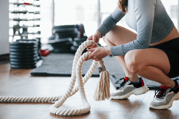 Bella illuminazione. La giovane donna allegra ha una giornata di fitness in palestra al mattino