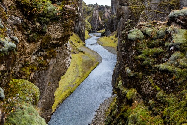 Bella immagine del paesaggio dell'Islanda con il cielo azzurro delle montagne e l'erba verde