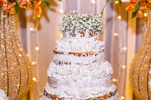 Bella immagine della decorazione della torta nuziale che rappresenta la celebrazione del matrimonio