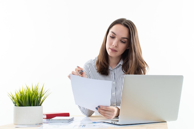 Bella imprenditrice con un computer portatile alla scrivania