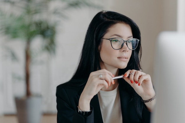 Bella imprenditrice sul posto di lavoro