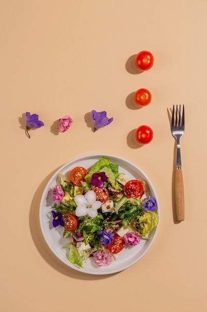 Bella insalata di primavera sana decorata con fiori