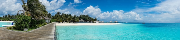 Bella isola tropicale con laguna blu, Maldive.