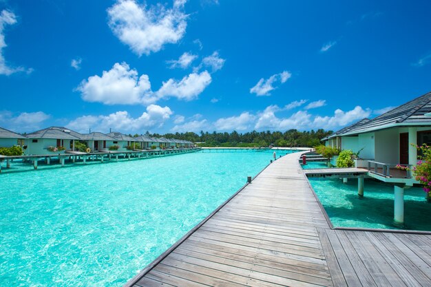 Bella isola tropicale delle Maldive con spiaggia. Mare con bungalow sull'acqua