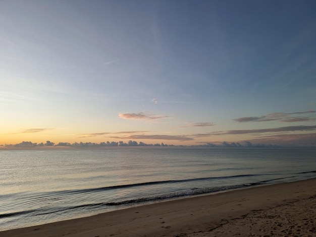 Bella la spiaggia con le nuvole nel cielo prima dell'alba al mattino