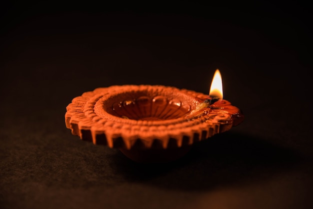 Bella lampada a olio Diwali Diya o argilla illuminante, messa a fuoco selettiva