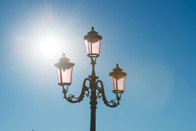 Bella lanterna rosa tradizionale su sfondo blu cielo. Venezia, Italia