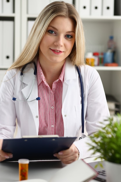 Bella lavagna per appunti femminile sorridente della tenuta di medico