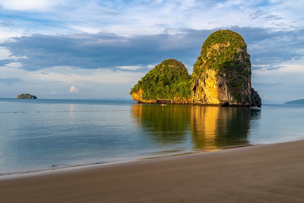 Bella luce del mattino a Pranang Cave Beach, Railay, Krabi, Thailandia