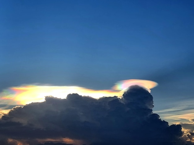 Bella luce del sole e delle nuvole negli sfondi del cielo blu