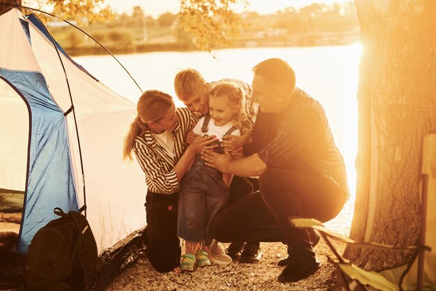 Bella luce solare La famiglia di madre, padre e figli è in campeggio