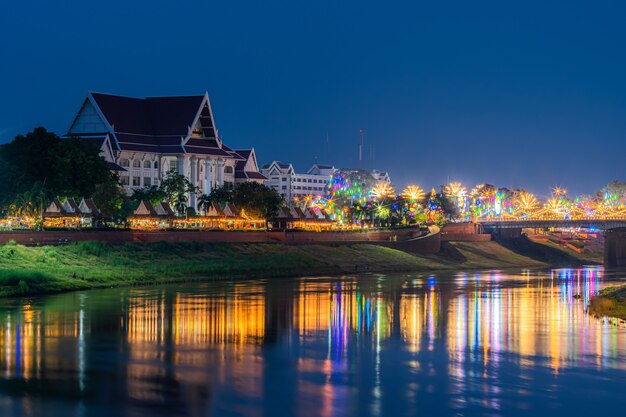 Bella luce sul fiume Nan di notte sul ponte (Naresuan Bridge) sulla strada nel regno per Naresuan il Grande Festival e l'evento annuale della Croce Rossa a Phitsanulok, Thailandia.