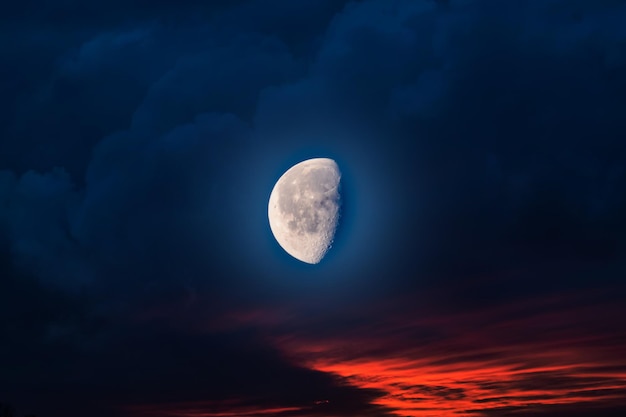Bella luna calante che illumina un bel cielo scuro