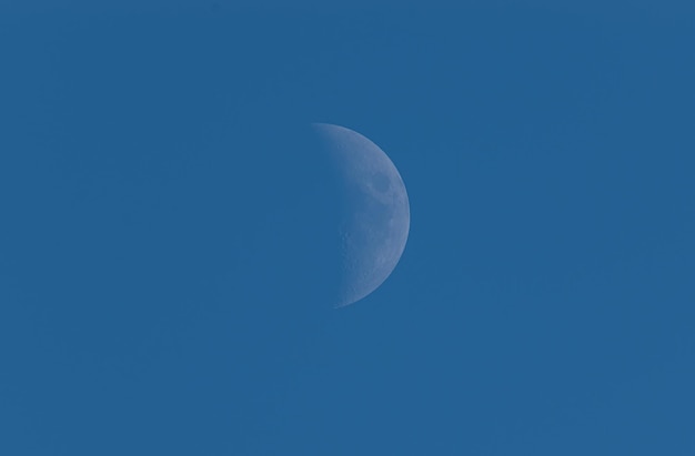 bella luna e nuvole. elementi di questa immagine forniti dalla nasa