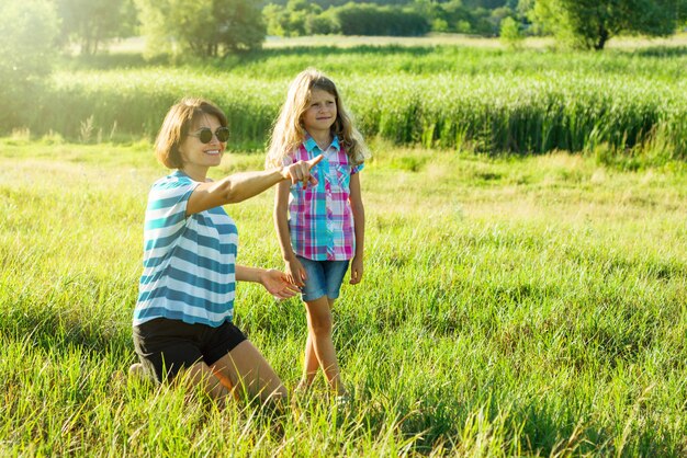 Bella madre all&#39;aperto con figlia