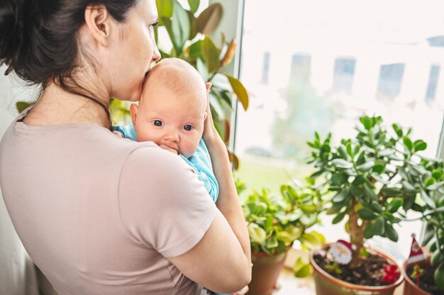 Bella madre che tiene il suo bambino appena nato sveglio