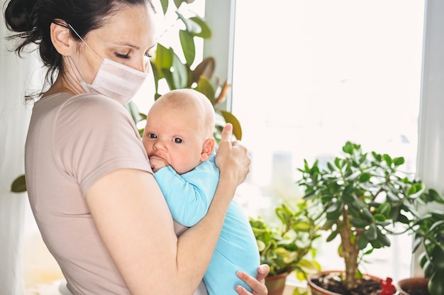 Bella madre che tiene il suo bambino appena nato sveglio