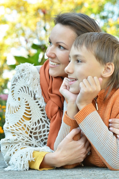 Bella madre con figlio nel parco d'autunno