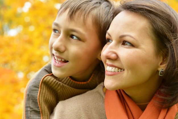 Bella madre con figlio nel parco d'autunno