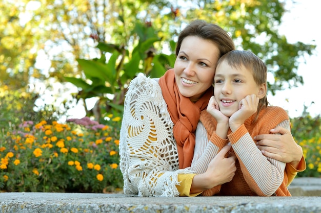 Bella madre con figlio nel parco d'autunno