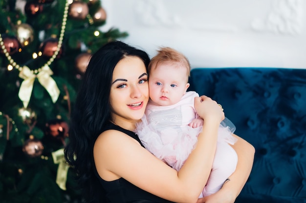 Bella madre con la sua bambina carina