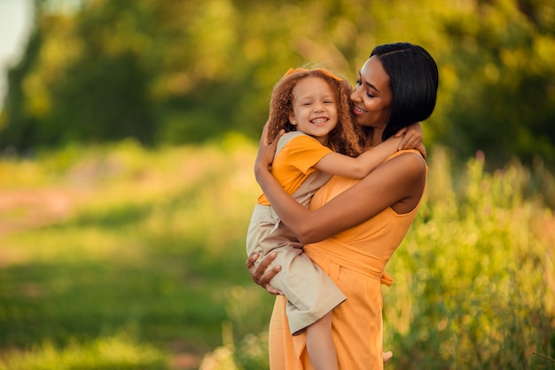 Bella madre con sua figlia rossa in natura