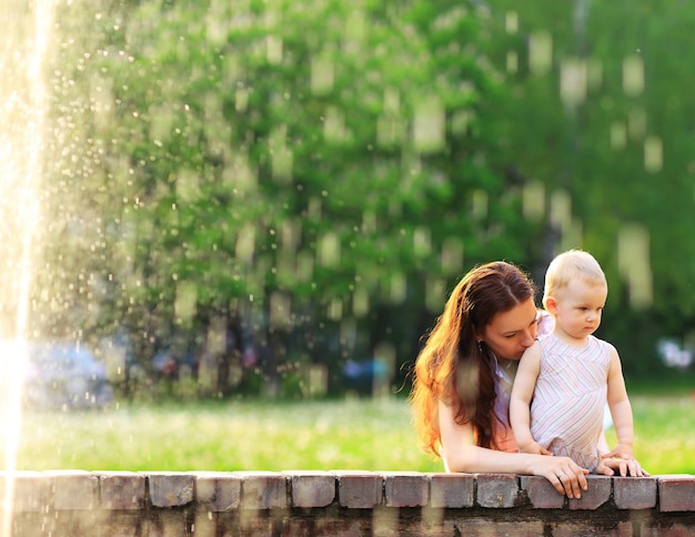 Bella madre e bambino all'aperto.