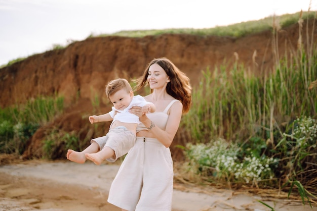 Bella madre e bambino che riposano sulla spiaggia Stile di vita attivo Infanzia felice