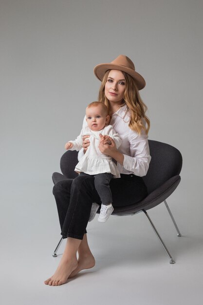 bella madre e bambino in studio