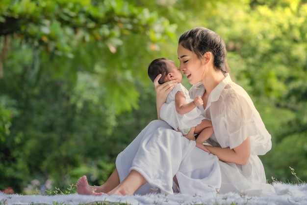 Bella madre e bambino in un parco asiatico