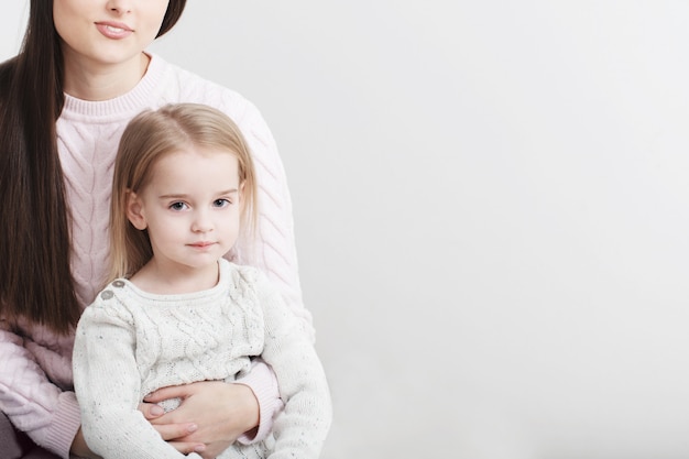 Bella madre e figlia ridono insieme a casa