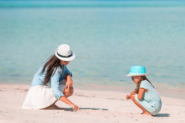 Bella madre e figlia sulla spiaggia caraibica