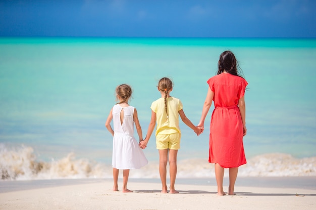 Bella madre e le sue adorabili figlie sulla spiaggia