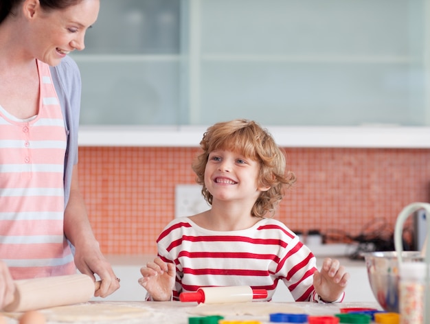 Bella madre e suo figlio che cuociono a casa