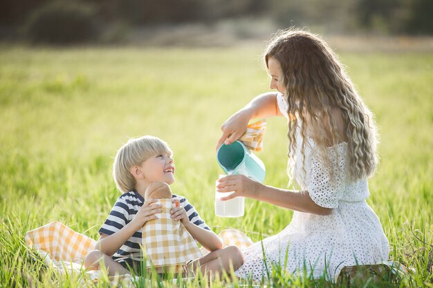 Bella madre e suo figlio che hanno un picnic