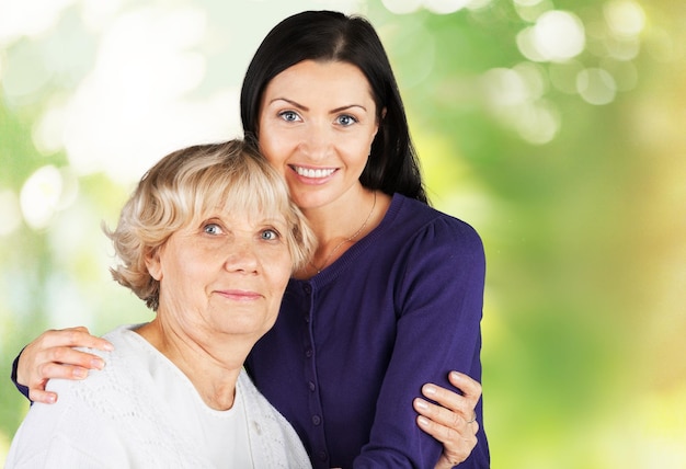 Bella madre senior e figlia carina