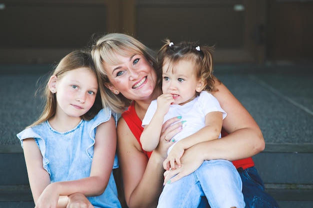 Bella mamma bionda con figlie. ritratto di gruppo