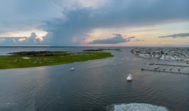 Bella marina sull'oceano in vista aerea di una zona residenziale costiera di moli di barche sulla spiaggia