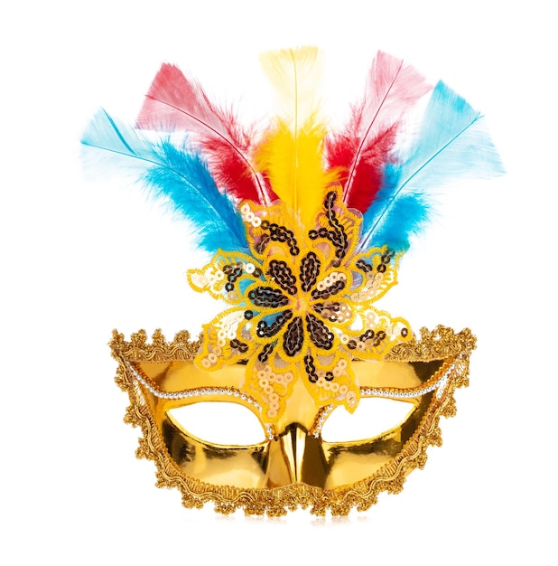 Bella maschera d'oro con piuma isolata su sfondo bianco.